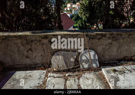 Gebrochene Grabzeichen. Cimetière du Vieux Château. Menton, Frankreich 12/2019 Stockfoto