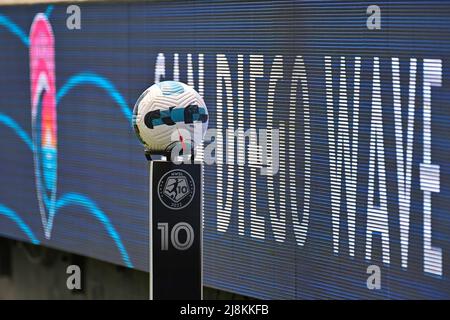 San Diego, Kalifornien, USA. 15.. Mai 2022. Während eines NWSL-Fußballspiels zwischen den Chicago Red Stars und dem San Diego Wave FC im Torero Stadium in San Diego, Kalifornien, steht ein Spielball bereit. Justin Fine/CSM/Alamy Live News Stockfoto