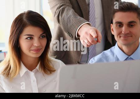 Teamarbeit am Desktop-Computer, Chef zeigen auf dem Bildschirm, dieses eine, perfekte Wahl Stockfoto