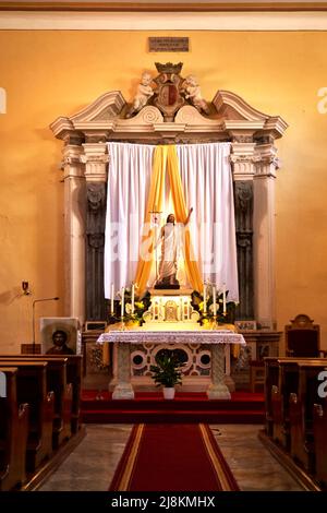 Pula, Kroatien, 27. April 2022: Seitenaltar in der orthodoxen Basilika von Pula Stockfoto