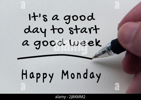 Zitate und Text von Happy Monday auf Notizblock. Stockfoto