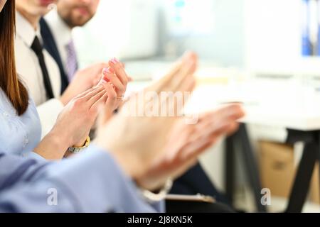 Die Leute klatschen bei einem Geschäftstreffen in die Hände und unterstützen den Redner mit Applaus Stockfoto