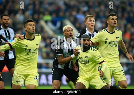 NEWCASTLE UPON TYNE, ENGLAND - 16. MAI: Spieler von Arsenal und Newcastle bereiten sich auf das Spiel in der Premier League zwischen Newcastle United und Arsenal am 16. Mai 2022 im St. James Park in Newcastle upon Tyne, Großbritannien, vor. (MB-Medien) Stockfoto