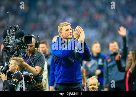 NEWCASTLE UPON TYNE, ENGLAND - 16. MAI: Newcastle-Manager Eddie Howe applaudiert den Fans nach dem Sieg von Newcastle United 2-0 im Premier League-Spiel zwischen Newcastle United und Arsenal im St. James Park am 16. Mai 2022 in Newcastle upon Tyne, Großbritannien. (MB-Medien) Stockfoto