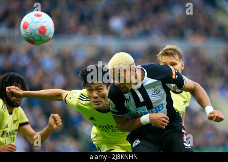 NEWCASTLE UPON TYNE, ENGLAND - 15. MAI: Newcastle United Mittelfeldspieler Joelinton im Einsatz mit Arsenal-Verteidiger Takehiro Tomiyasu während des Premier League-Spiels zwischen Newcastle United und Arsenal im St. James Park am 16. Mai 2022 in Newcastle upon Tyne, Großbritannien. (MB-Medien) Stockfoto