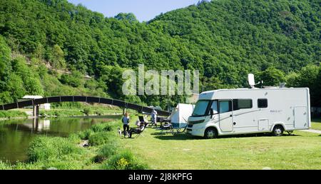 Camping Camping du Moulin, im grünen Tal des Flusses Sure, Bourscheid-Plage, Bourscheid, Diekirch, Ardennen, Luxemburg, Europa Stockfoto