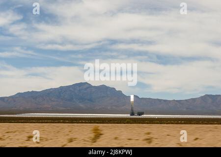 Ivanpah Solar Electric Generating System, solarthermische Anlage in der Mojave-Wüste, Kalifornien, Blick von einem fahrenden Auto Stockfoto