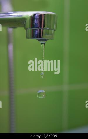 Wassertropfen aus dem Wasserhahn Stockfoto