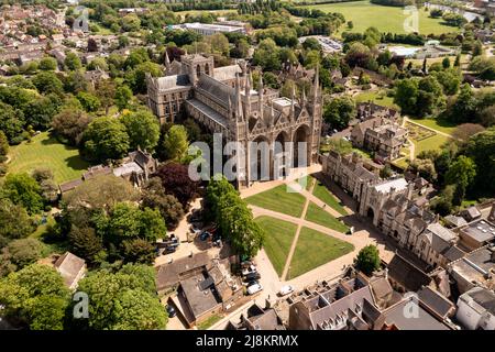 PETERBOROUGH, GROSSBRITANNIEN - 12. MAI 2022. Eine Luftaufnahme der Stadt Peterborough und der alten Kathedralkirche St. Peter, St. Paul und St. Andrew Stockfoto