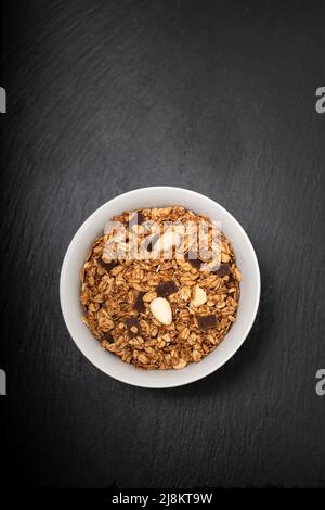 Müsli mit Nüssen und Schokolade in der Schüssel Stockfoto