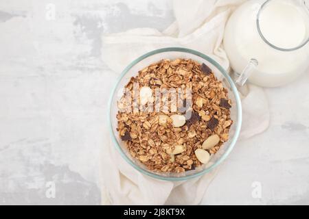 Müsli mit Nüssen und Schokolade in der Schüssel Stockfoto