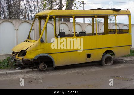 Der verbrannte gelbe Bus ist unterwegs Stockfoto