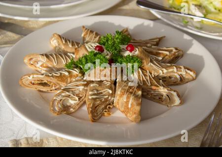 Pfannkuchen mit Fleisch, traditionell für russische Pfannkuchen Woche Maslenitsa - Frühlingsfest.Happy Shrove Dienstag Stockfoto