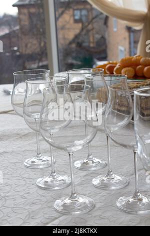 Weingläser waren auf dem Tisch für Wein im Restaurant leer Stockfoto