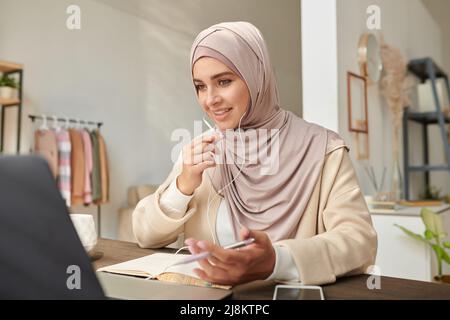 Porträt einer attraktiven Frau aus dem Nahen Osten, die Hijab trägt und ihre Meinung während eines Online-Meetings mit Kollegen teilt Stockfoto