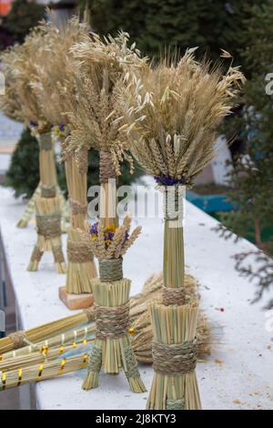 Weizenschaf Diduch auf ukrainischen bestickten Tuch als Symbol für Weihnachten Stockfoto