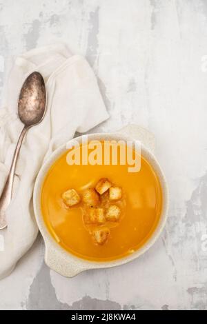 Gemüsesuppe mit Spinat in einer schönen Schüssel Stockfoto