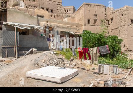 Wenige Kilometer von Nizwa entfernt und Teil einer erstaunlichen Oase voller Palmen und Bananen, ist Birkat Al Mouz eines der landschaftlich schönsten Dörfer in Oman Stockfoto