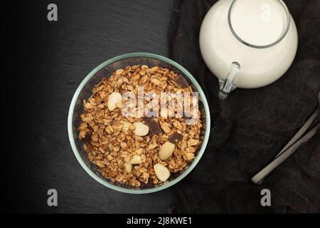 Müsli mit Nüssen und Schokolade in der Schüssel Stockfoto