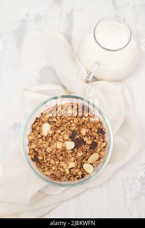 Müsli mit Nüssen und Schokolade in der Schüssel Stockfoto