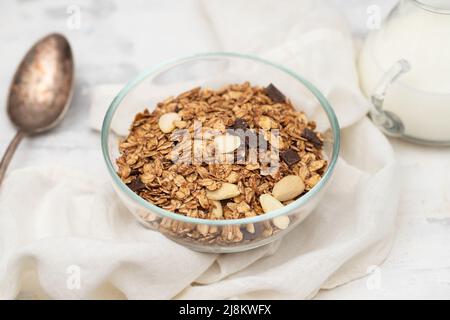 Müsli mit Nüssen und Schokolade in der Schüssel Stockfoto