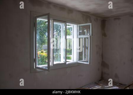 Natürliche Trocknung des Raumes nach der Reparatur, Verputzen der Wände im Raum Stockfoto