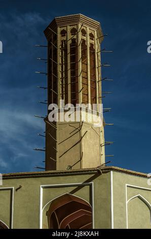 Yazd, Mehriz, Iran, 19. Februar 2021: Blick auf den höchsten Windfang-Turm mit Vogelstöcken am Sommerpalast Dovlat Abad in der Nähe der Stadt Yazd Stockfoto