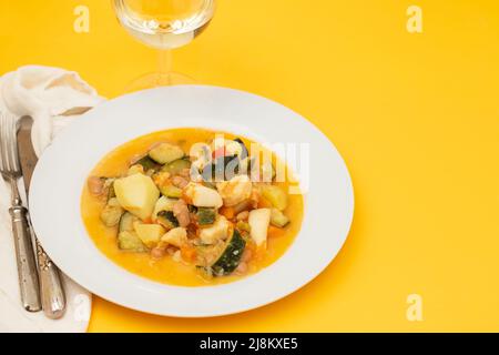 Tintenfisch mit Gemüse und Sauce auf dem Teller Stockfoto