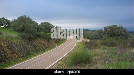 Sierra de San Pedro Road EX-303, Extremadura, Spanien. Erklärt als landschaftlich sehr schöne Straße Stockfoto