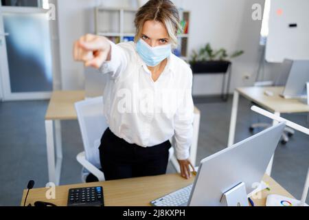 Unternehmensberaterin akzeptiert Kunden nur in Schutzmasken. Pandemiekonzept Stockfoto