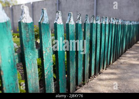 Alter Zaun. Vorbereitung für das Lackieren. Hochwertige Fotos Stockfoto