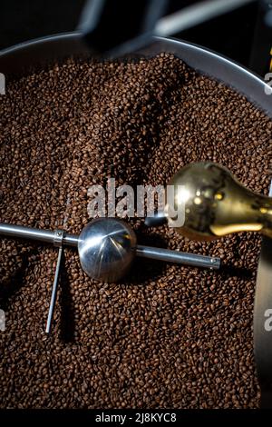 Ansicht von Kaffeebohnen im Bräter Stockfoto