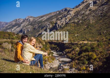 Montenegro. Glückliches Paar Mann und Frau Touristen auf dem Hintergrund des sauberen klaren türkisfarbenen Wasser des Flusses Moraca in grün moraca Canyon Natur Stockfoto