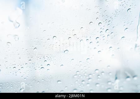 Wassertropfen auf dem Autoglas nach der Autowäsche. Regen fällt auf klares Fenster Stockfoto