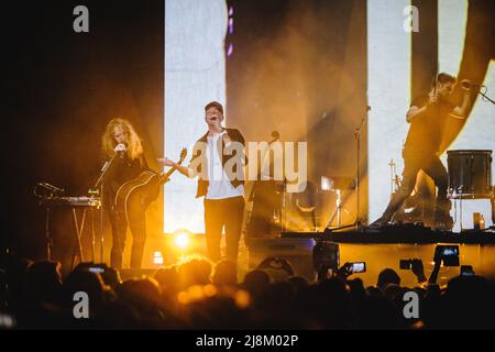 Zürich, Schweiz. 16.. Mai 2022. Die amerikanische Band OneRepublic gibt ein Live-Konzert im Hallenstadion in Zürich. Hier ist Sänger und Musiker Ryan Tedder live auf der Bühne zu sehen. (Foto: Gonzales Photo/Alamy Live News Stockfoto