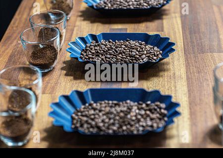 Behälter mit Kaffeebohnen zur Vorbereitung auf eine Kaffeeverkostung. Stockfoto