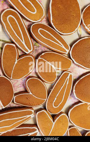 Ingwerteig in Form von Eiern, Kaninchen, Engel, auf dem Tisch. Leer für Cookies, das Konzept der Vorbereitung auf Ostern. Nahaufnahme Stockfoto