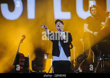 Zürich, Schweiz. 16.. Mai 2022. Die amerikanische Band OneRepublic gibt ein Live-Konzert im Hallenstadion in Zürich. Hier ist Sänger und Musiker Ryan Tedder live auf der Bühne zu sehen. (Foto: Gonzales Photo/Alamy Live News Stockfoto