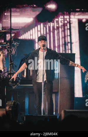 Zürich, Schweiz. 16.. Mai 2022. Die amerikanische Band OneRepublic gibt ein Live-Konzert im Hallenstadion in Zürich. Hier ist Sänger und Musiker Ryan Tedder live auf der Bühne zu sehen. (Foto: Gonzales Photo/Alamy Live News Stockfoto