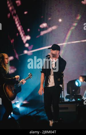 Zürich, Schweiz. 16.. Mai 2022. Die amerikanische Band OneRepublic gibt ein Live-Konzert im Hallenstadion in Zürich. Hier ist Sänger und Musiker Ryan Tedder live auf der Bühne zu sehen. (Foto: Gonzales Photo/Alamy Live News Stockfoto