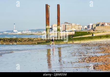 Brighton UK 17. May 2022 - ein Schwimmer am frühen Morgen am West Pier von Brighton, wie heute prognostiziert wird, wird das heißeste des Jahres bisher mit Temperaturen von 26 Grad in einigen Teilen des Vereinigten Königreichs sein: Credit Simon Dack / Alamy Live News Stockfoto