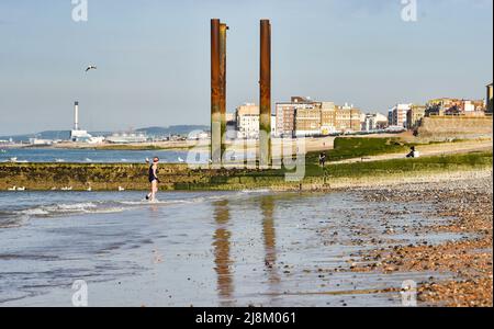 Brighton UK 17. May 2022 - ein Schwimmer am frühen Morgen am West Pier von Brighton, wie heute prognostiziert wird, wird das heißeste des Jahres bisher mit Temperaturen von 26 Grad in einigen Teilen des Vereinigten Königreichs sein: Credit Simon Dack / Alamy Live News Stockfoto