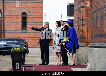 Stockholm, Schweden. 17.. Mai 2022. Stockholm, Schweden, 17. Mai 2022. Finnlands Präsident Sauli Niinisto, seine Frau Jenni Haukio, König Carl Gustaf und Königin Silvia in den königlichen Ställen in Stockholm, Schweden, 17. Mai 2022. Finnlands Präsident ist auf einem zweitägigen Staatsbesuch in Schweden Foto: Anders Wiklund/TT Code 10040 Quelle: TT News Agency/Alamy Live News Stockfoto