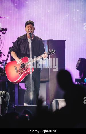 Zürich, Schweiz. 16.. Mai 2022. Die amerikanische Band OneRepublic gibt ein Live-Konzert im Hallenstadion in Zürich. Hier ist Sänger und Musiker Ryan Tedder live auf der Bühne zu sehen. (Foto: Gonzales Photo/Alamy Live News Stockfoto