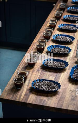 Behälter mit Kaffeebohnen zur Vorbereitung auf eine Kaffeeverkostung. Stockfoto