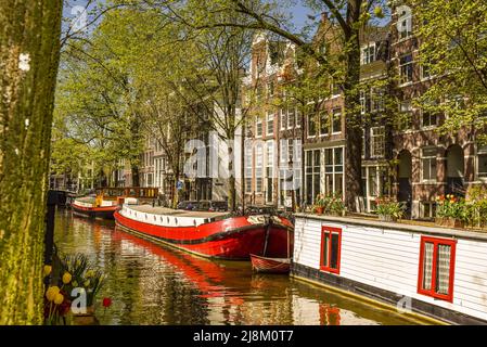 Amsterdam, Niederlande, Mai 2022. Die schiefen Giebel am Krom Boomsloot in Amsterdam. Hochwertige Fotos Stockfoto