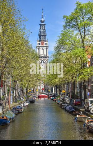 Amsterdam, Niederlande, Mai 2022. Blick auf die Zuiderkerk vom Kloveniersburgwal in Amsterdam. Hochwertige Fotos Stockfoto