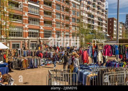 Amsterdam, Niederlande, Mai 2022. Der Flohmarkt am Waterlooplein in Amsterdam. Hochwertige Fotos Stockfoto