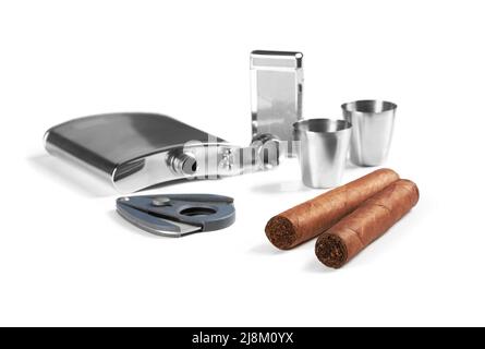 Zwei kubanische Zigarren mit Feuerzeug und Cutter isoliert auf weißem Hintergrund mit Schatten. Getränkeflasche aus Edelstahl. Stockfoto