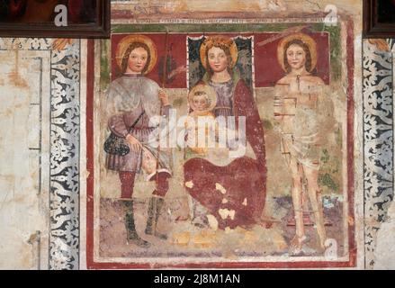 Madonna col Bambino in trono tra San Rocco e San Sebastiano - affresco - pittore lombardo - 1507 - Lodi Vecchio (Lodi),Italia, chiesa di San Bassiano Stockfoto